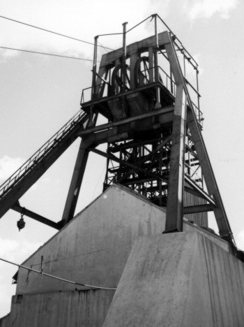 Le chevalement du puits St Joseph 2. Hauteur : 23 m.
